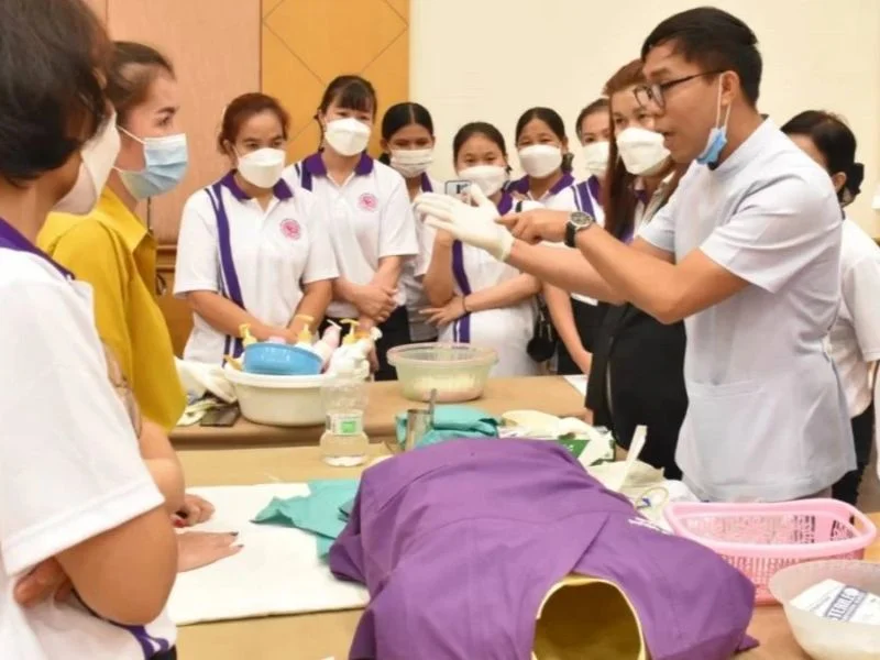 การฝึกอบรมผู้ดูแลโดยสถาบันด้านการบริบาล