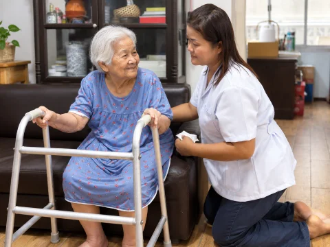 ผู้ดูแลกำลังดูแลผู้สูงอายุ