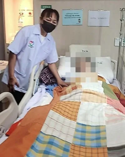 ผู้ดูแลผู้สูงอายุกับผู้สูงอายุที่โรงพยาบาล