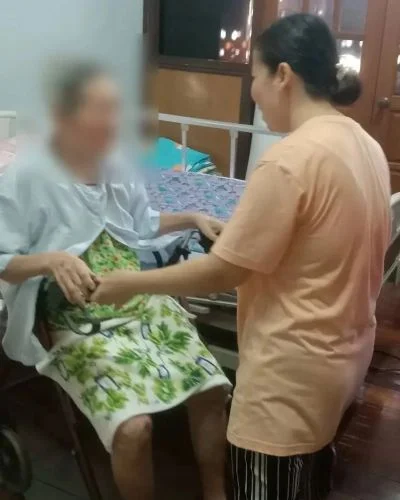 ผู้ดูแลช่วยผู้สูงอายุทำกายภาพบำบัด