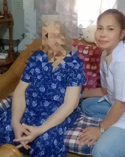 ผู้ดูแลคอยอยู่ดูแลผู้สูงอายุ