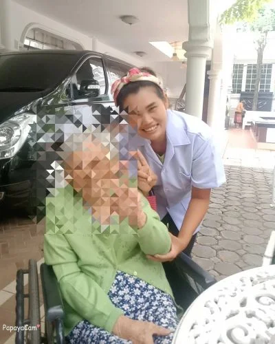 ผู้ดูแลพาผู้สูงอายุออกเดินเล่น