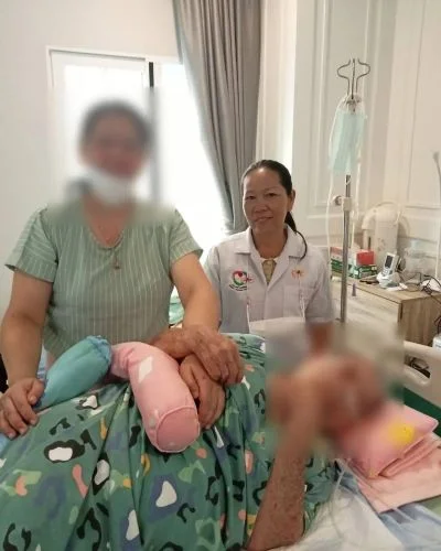 ผู้ดูแลผู้สูงอายุกับผู้สูงอายุที่โรงพยาบาล