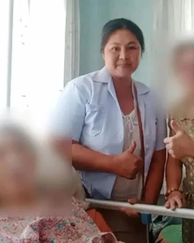 คนเฝ้าไข้พูดคุยกับญาติของผู้ป่วย