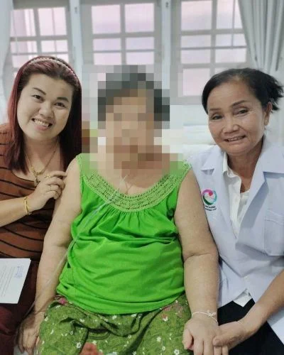 ผู้ดูแลผู้สูงอายุกับผู้สูงอายุที่โรงพยาบาล