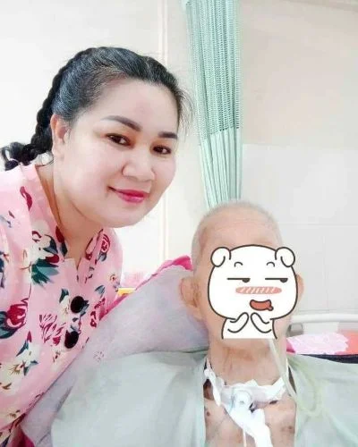 คนเฝ้าไข้กำลังดูแลผู้ป่วยที่เคลื่อนไหวลำบากหลังผ่าตัด
