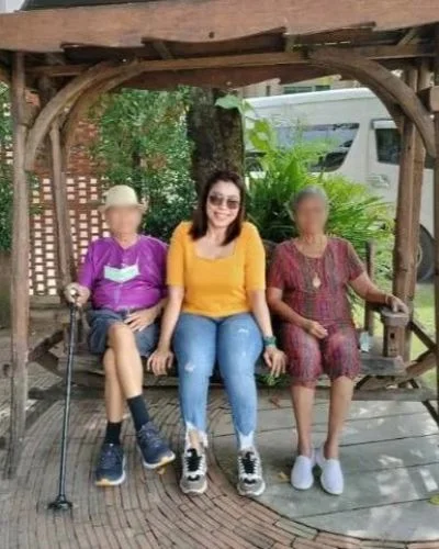 ผู้ดูแลพาผู้สูงอายุออกกำลังกาย